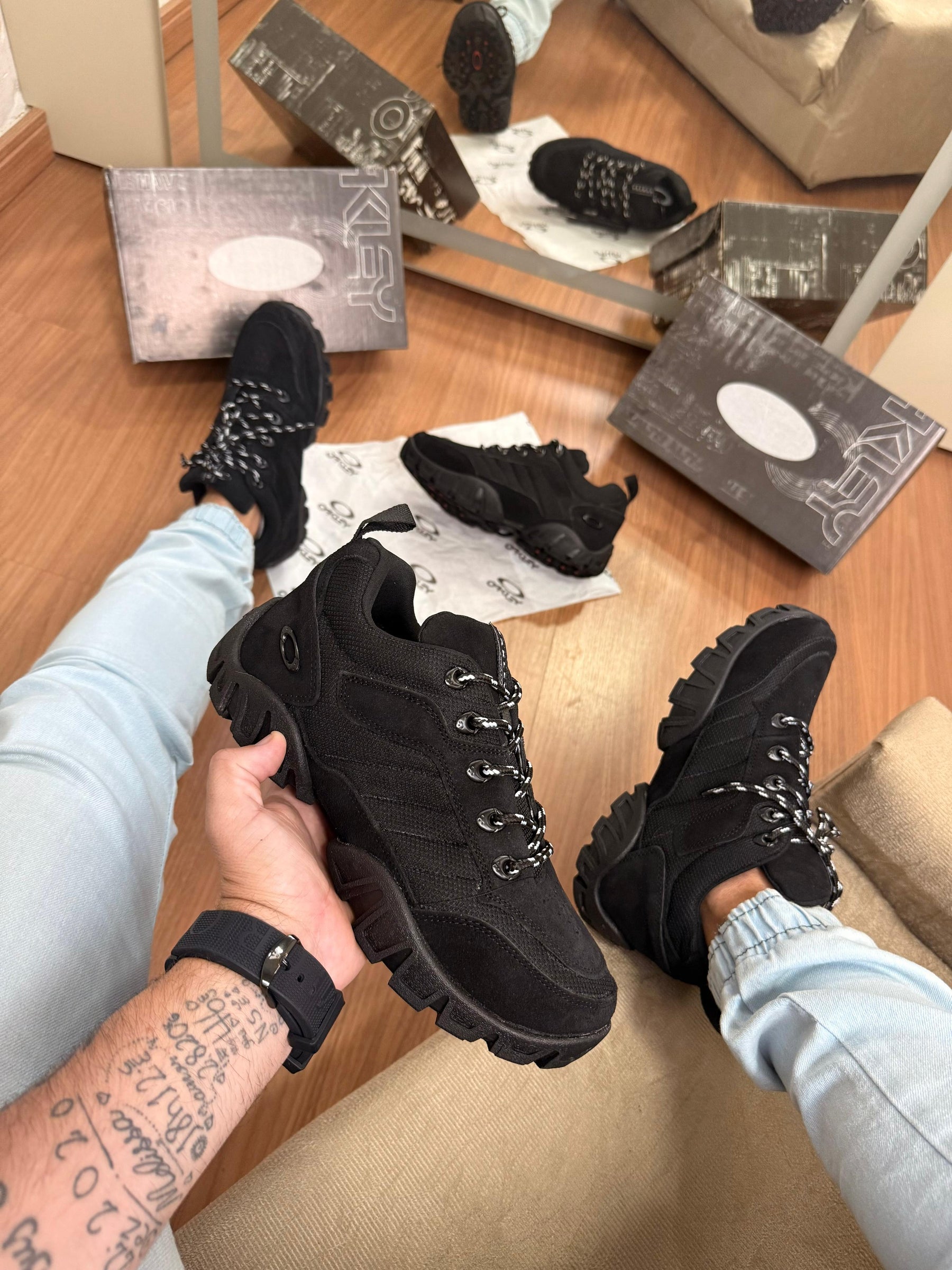Bota Oakley - Preta