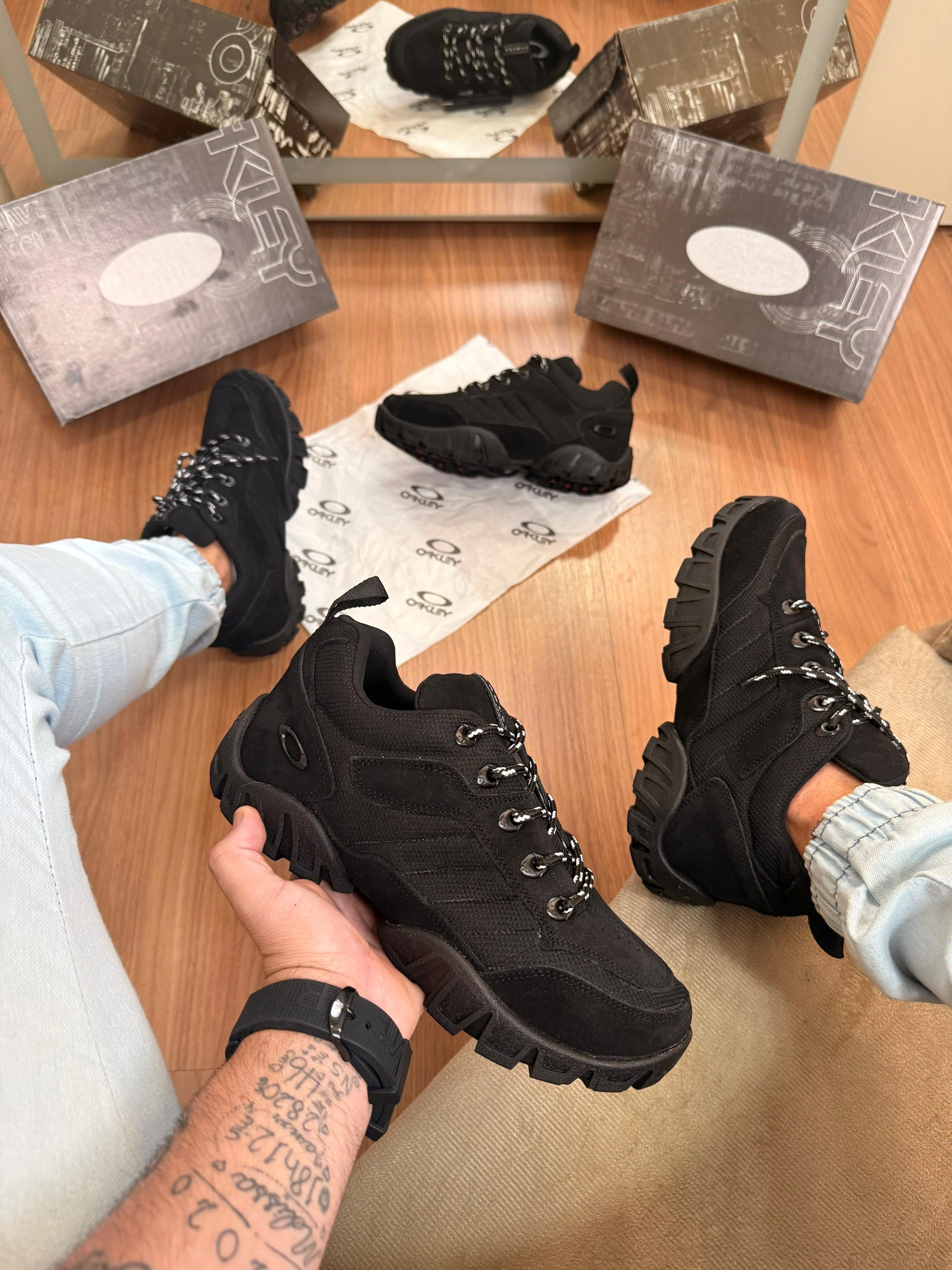 Bota Oakley - Preta