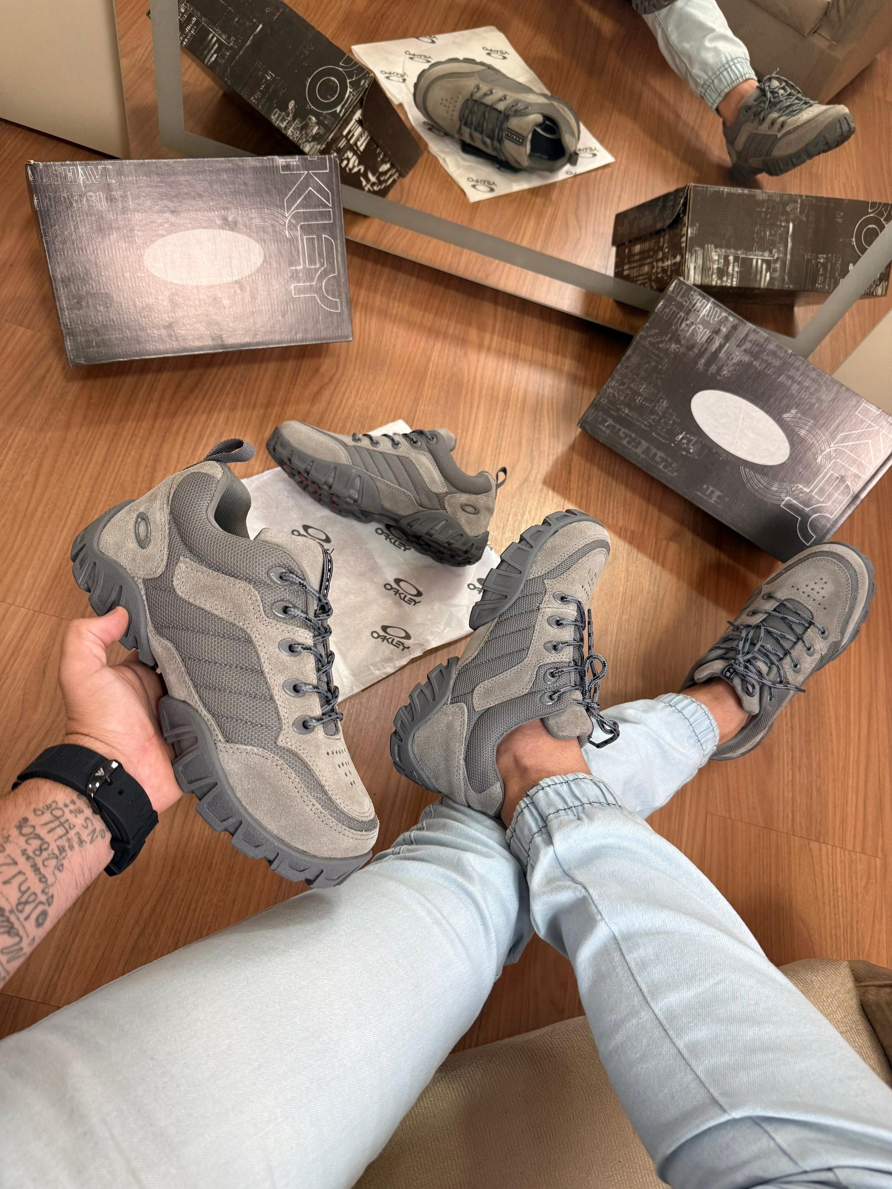 Bota Oakley - Cinza
