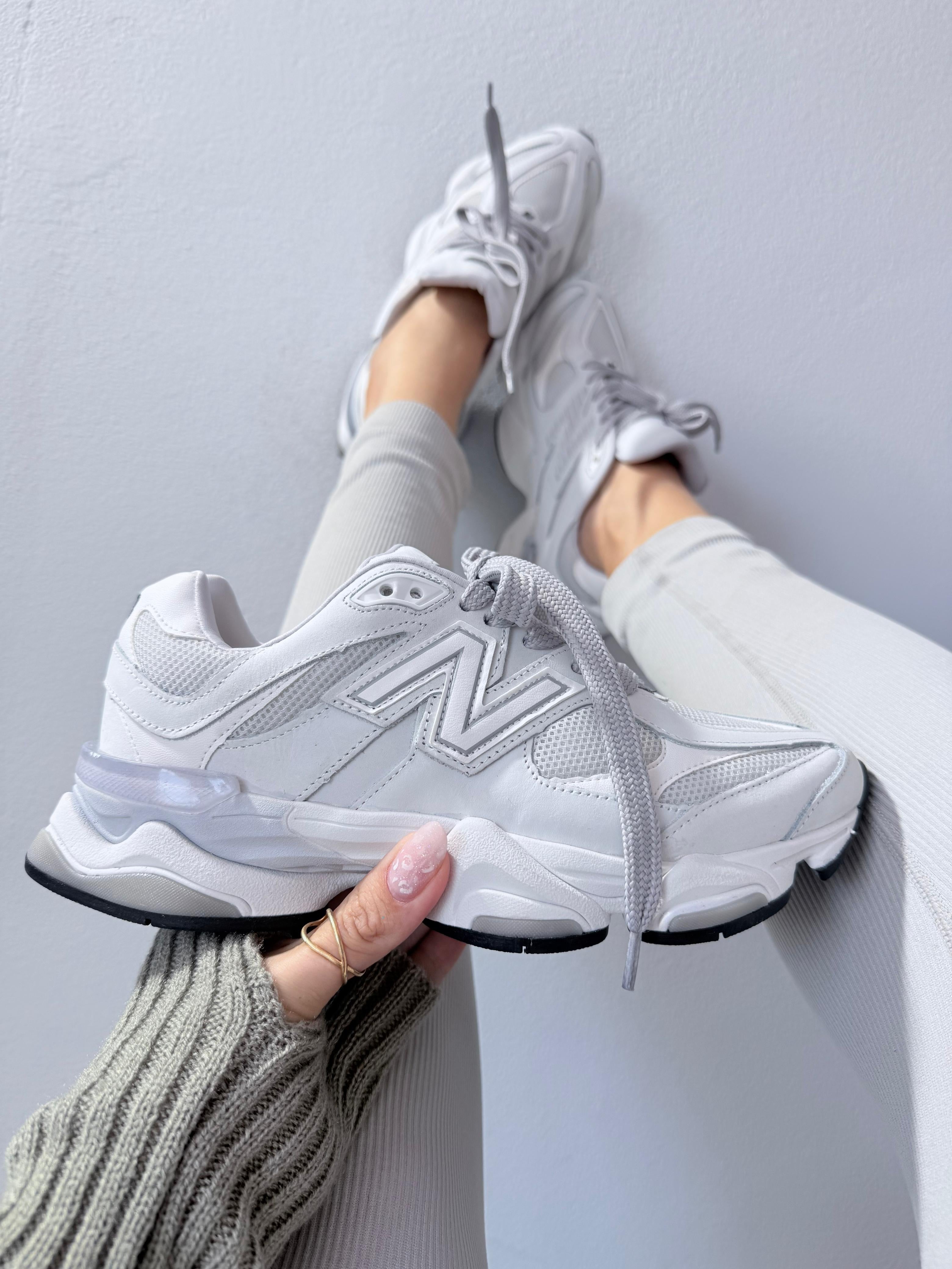 New Balance 9060 - Cinza